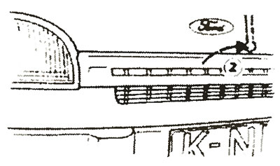 2. Слегка приподнимите капот и поверните предохранительную защелку вправо.