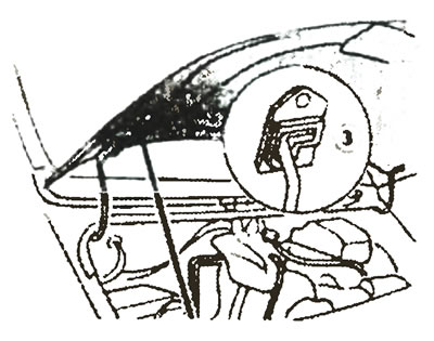 3. Поднимите капот и установите его упор.