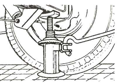 Местоположение домкрата при поддомкрачивании задней части автомобиля на моделях с длинной колесной…