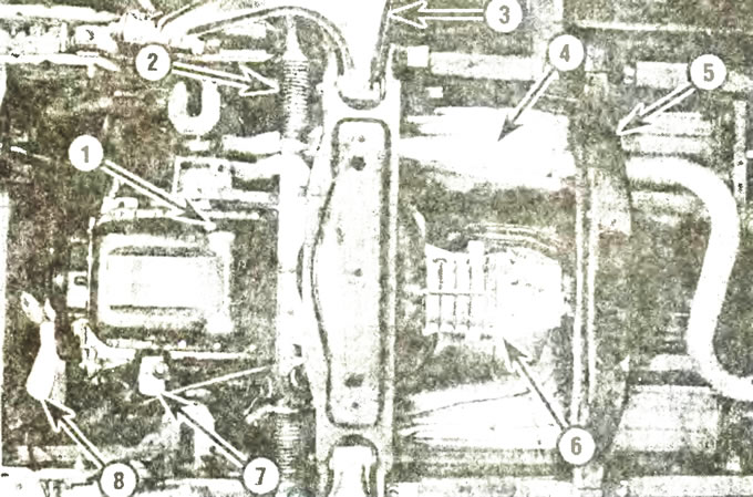 Вид снизу передней части микроавтобуса Ford Transit Disel выпуска 1992 года с короткой колесной…