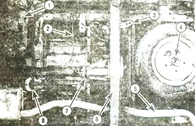 Вид снизу задней части микроавтобуса Ford Transit Disel выпуска 1992 года с короткой колесной…