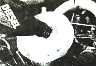 Рис. 3.6. Так доливается моторное масло в блок цилиндров.