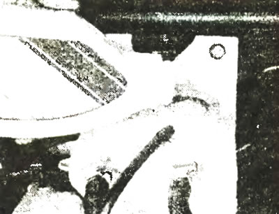 Рис. 3.13. Доливка антифриза в расширительный бачок