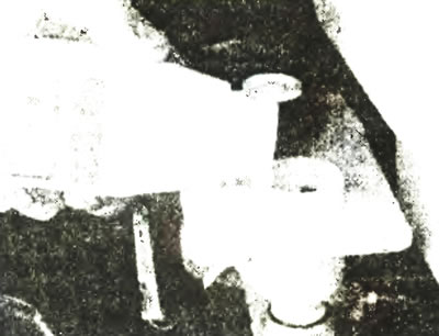 Рис. 3.22. Доливка тормозной жидкости.