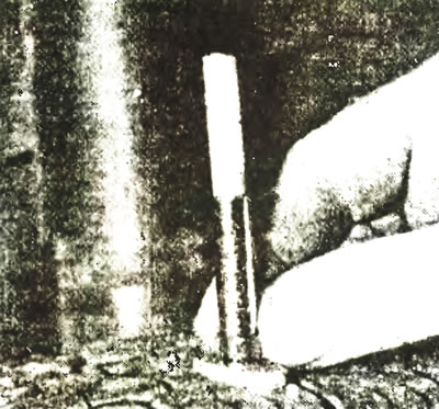 Рис. 4.2. Проверка глубины протектора недорогим индикатором.