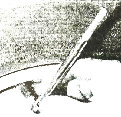 Рис. 4.3. Использование портативного манометра для проверки шин.