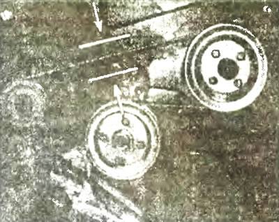 Рис. 10.7а. Проверьте напряжение приводного ремня, измеряя его отклонение в указанной точке.