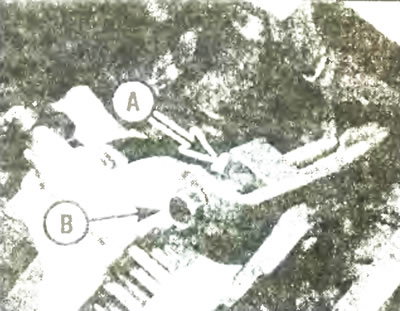 Рис. 10.7б. Фиксирующий (А) и регулировочный (В) болты регулировочного рычага генератора…