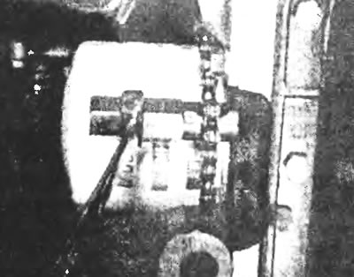 Рис. 12.9. Подходящим специальным инструментом отвинтите масляный фильтр от блока цилиндров.