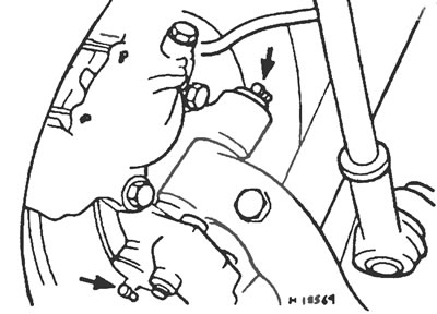 Рис. 21.2. Верхняя и нижняя пресс-масленки поворотного шкворня (указаны стрелками).
