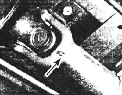 Рис.24.2.Пресс-масленка карданного вала (показано стрелкой).