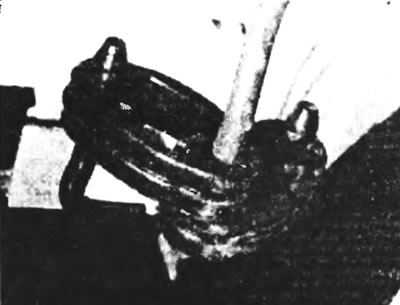 Рис.29.2. Убедитесь, что выбранные для замены резиновые крепления нужного вида.