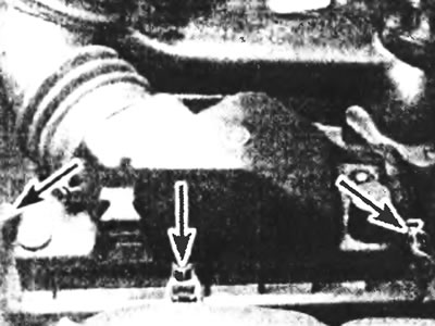 Рис.36.1б. Если фильтр установлен сбоку, выпустите фиксаторы...