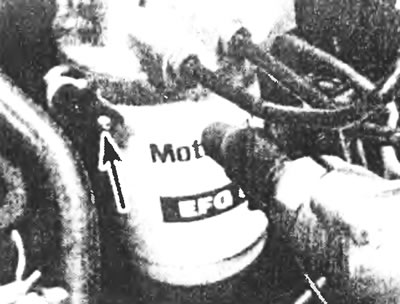 Рис. 37.2,а Ослабьте гайку (показана стрелкой) на хомуте топливного фильтра...