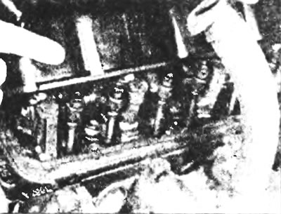 Рис. 5.7. Отвинтите девять болтов и снимите крышку клапанов с головки блока цилиндров.