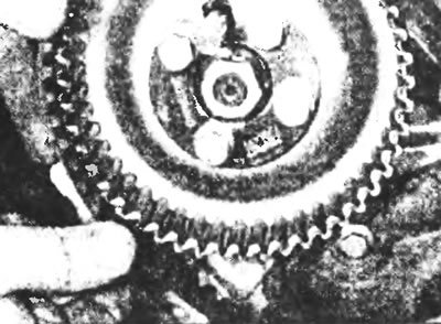 Рис.7.8. Снятие зубчатого ремня привода распределительного вала с зубчатого шкива.