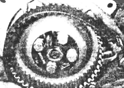 Рис.7.14. Расположите зубчатый ремень привода распределительного вала над зубчатыми шкивами, туго…