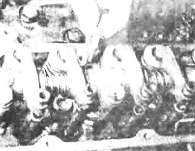 Рис. 10.2,а. Отвинтите фиксирующие болты —