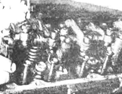 Рис. 10.2,б. ...и снимите привод клапанов в сборе с головки цилиндров.