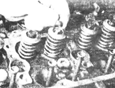 Рис. 10.3. Снимите сухари с клапанов.