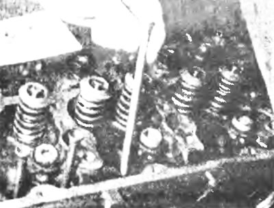 Рис. 10.4. Извлеките штанги толкателей...