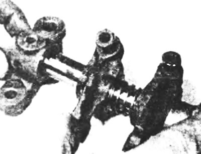 Рис. 10 5,а. Снимите коромысла клапанов, опоры...