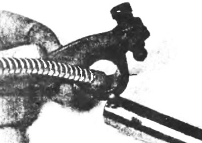 Рис. 10.8. Смажьте коромысла и ось чистым моторным маслом перед установкой.