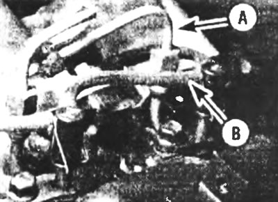 Рис. 11.9. Снимите нагнетающие (А) и сливные (В) трубки топливных форсунок.