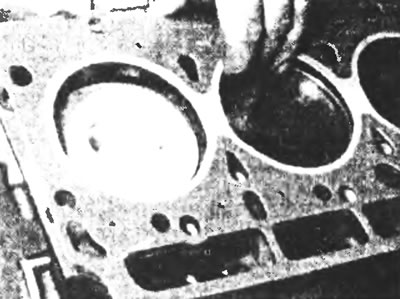 Рис. 11.19. Установите прокладку головки блока цилиндров на направляющих штифтах.