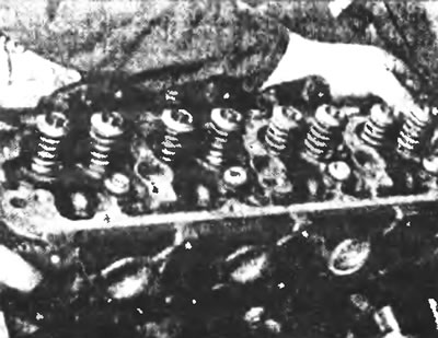 Рис. 11.20. Осторожно опустите головку блока цилиндров в ее первоначальное местоположение.