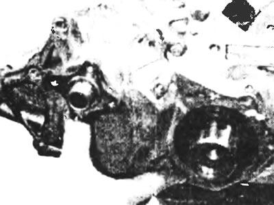 Рис. 13.4. Вытащите корпус масляного насоса из промежуточной пластины двигателя.