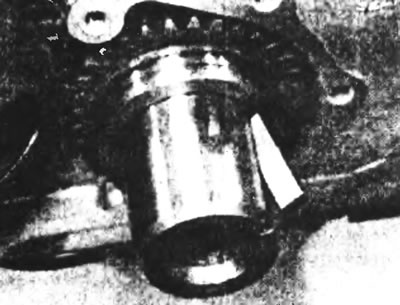 Рис. 13.5а. Извлеките сегментную шпонку из прорези на коленчатом вале...