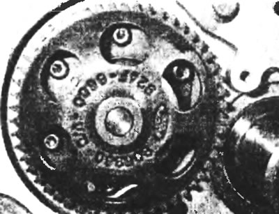 Рис. 13.6. Поверните вспомогательную шестерню масляного насоса так, чтобы получить доступ к болтам.