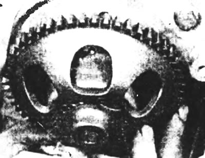 Рис. 13.7а. Отвинтив болты, снимите блок масляного насоса...