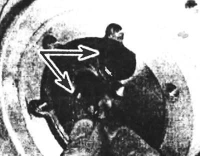 Рис. 13.7б. ...и вытащите из смазочных каналов два уплотнительных кольца (указаны стрелками).