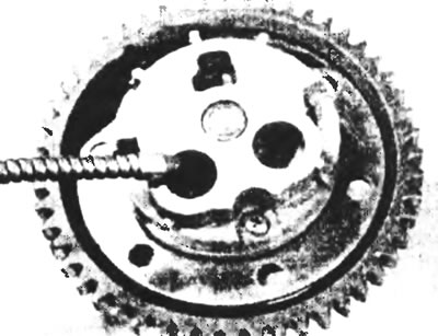 Рис. 13.11. Перед установкой заполните масляный насос чистым моторным маслом.
