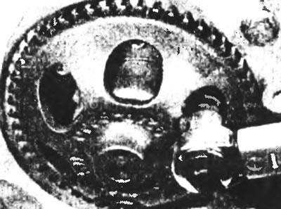 Рис. 13.12. Вставив фиксирующие болты, затяните их до регламентированного усилия затяжки.