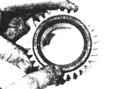 Рис. 13.13а. Нанесите герметик на поверхность ведущей шестерни насоса...