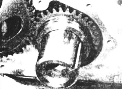 Рис.13.13б. ...и установите шестерню на коленчатом валу так, чтобы дорожка сальника смотрела наружу.