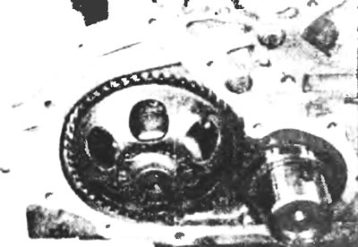 Рис. 13.16. Уложите новую прокладку кожуха масляного насоса на промежуточной пластине.