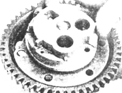 Рис. 14.2б. ...и снимите заднюю крышку масляного насоса.