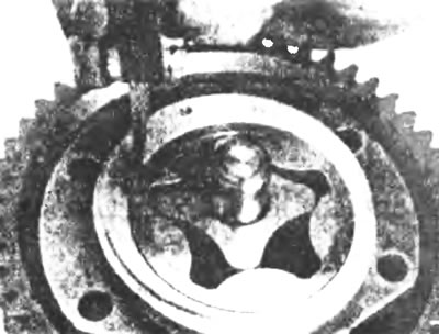 Рис. 14.5а. Проверьте зазоры между корпусом и внешним ротором...