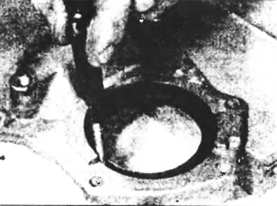 Рис. 15.3. Выбейте старый сальник с помощью небольшого зубила.