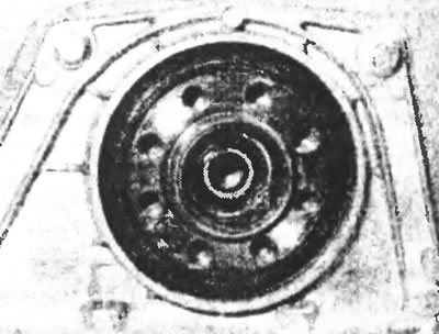 Рис. 15.13. Вывинтите 4 болта и снимите упорную пластину заднего сальника.