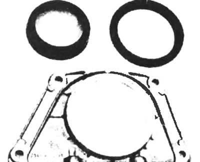 Рис. 15.16. Задний сальник коленчатого вала, защитная пластиковая втулка и упорная пластина…