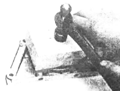 Рис. 15.18. При помощи деревянного бруска вбейте сальник на место до полного контакта с буртиком.