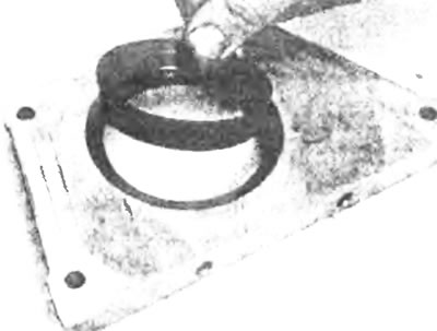 Рис. 15.19. Вложите защитную гильзу во внутрь сальника.