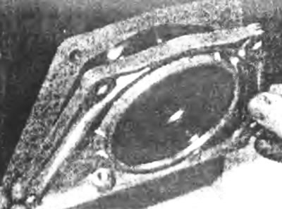 Рис. 15.20 Установите кронштейн сальника с новой прокладкой.