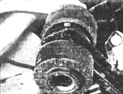 Rysunek 17.8, c. Podkładka gumowa i wspornik, stosowane od 1995 r.