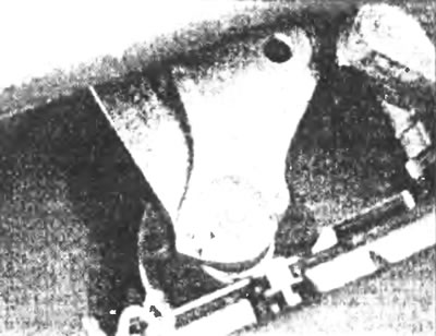 Rysunek 17.8, d. Nakrętka mocująca poduszkę gumową do wspornika silnika, stosowana od 1995 r.